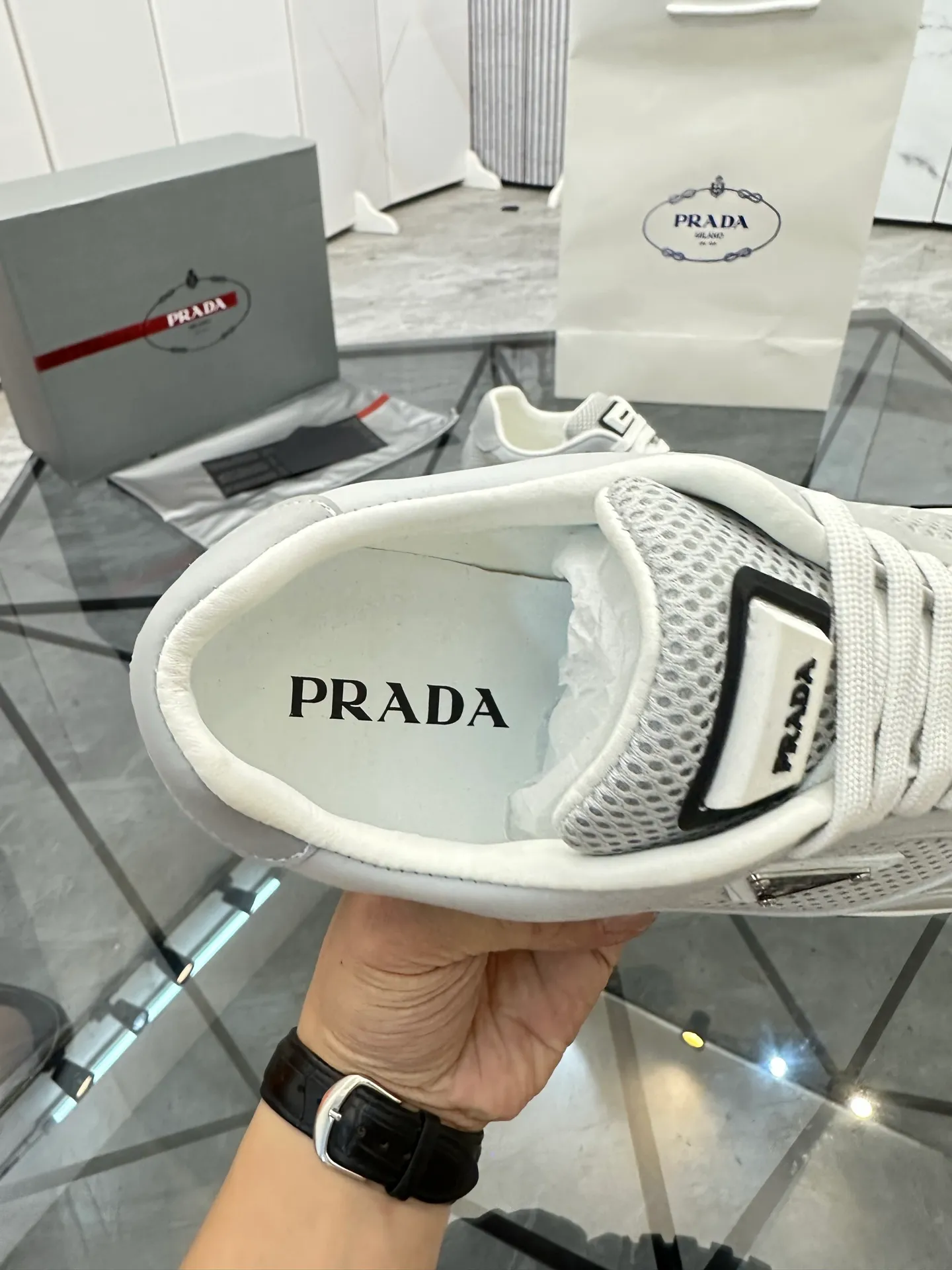 Men's shoes for sale 💰: 💰P600¥ High-end top quality Product trademark: Prada *"Prada*" low-top casual shoes Regular size: 38-45 (can be customized to 46) Product materials: Upper imported glue splicing original material, breathable lining, cowhide foot pads, original outsole. Number: 832